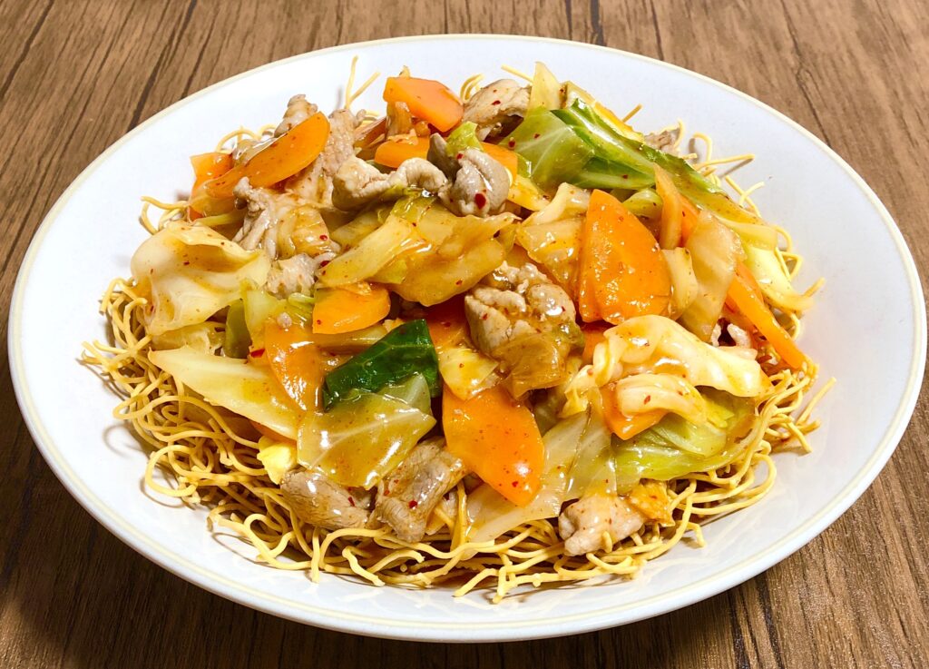 ベージュ寄りの白の深皿に盛り付けた皿うどん