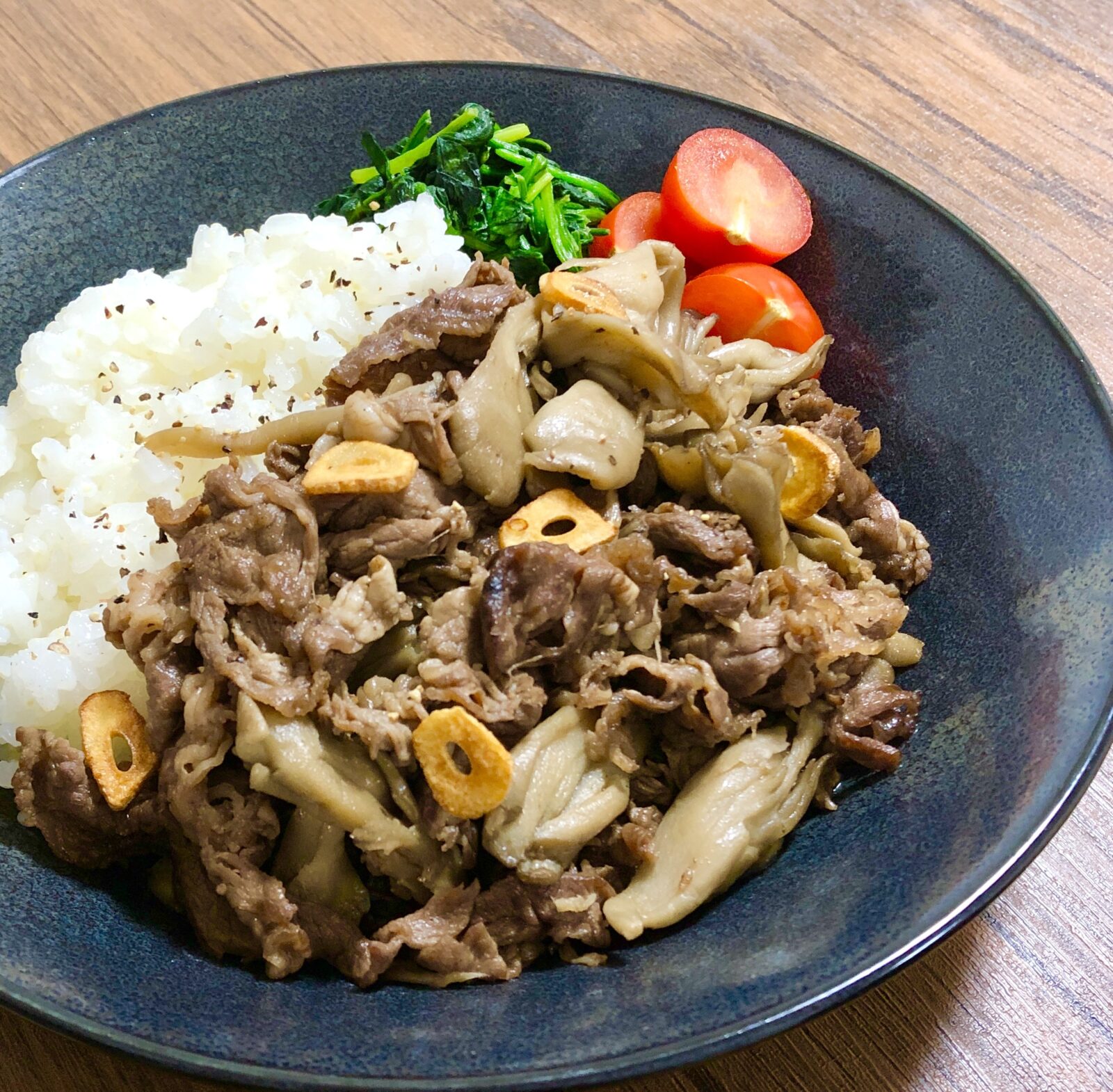 牛肉と舞茸のガリバタ炒め