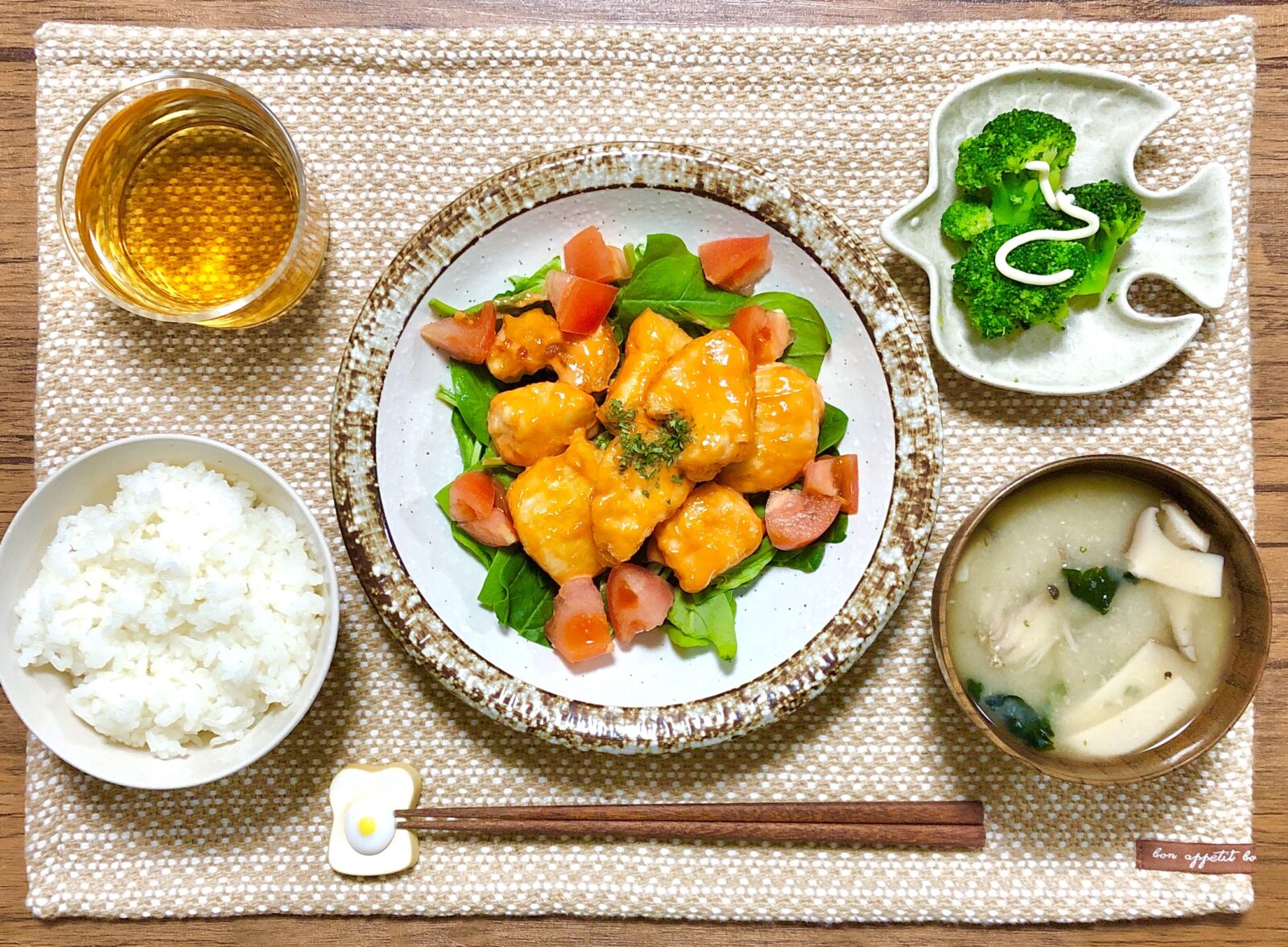 やさしい茶色の縁の深皿を使った鶏むね肉のとりマヨの献立