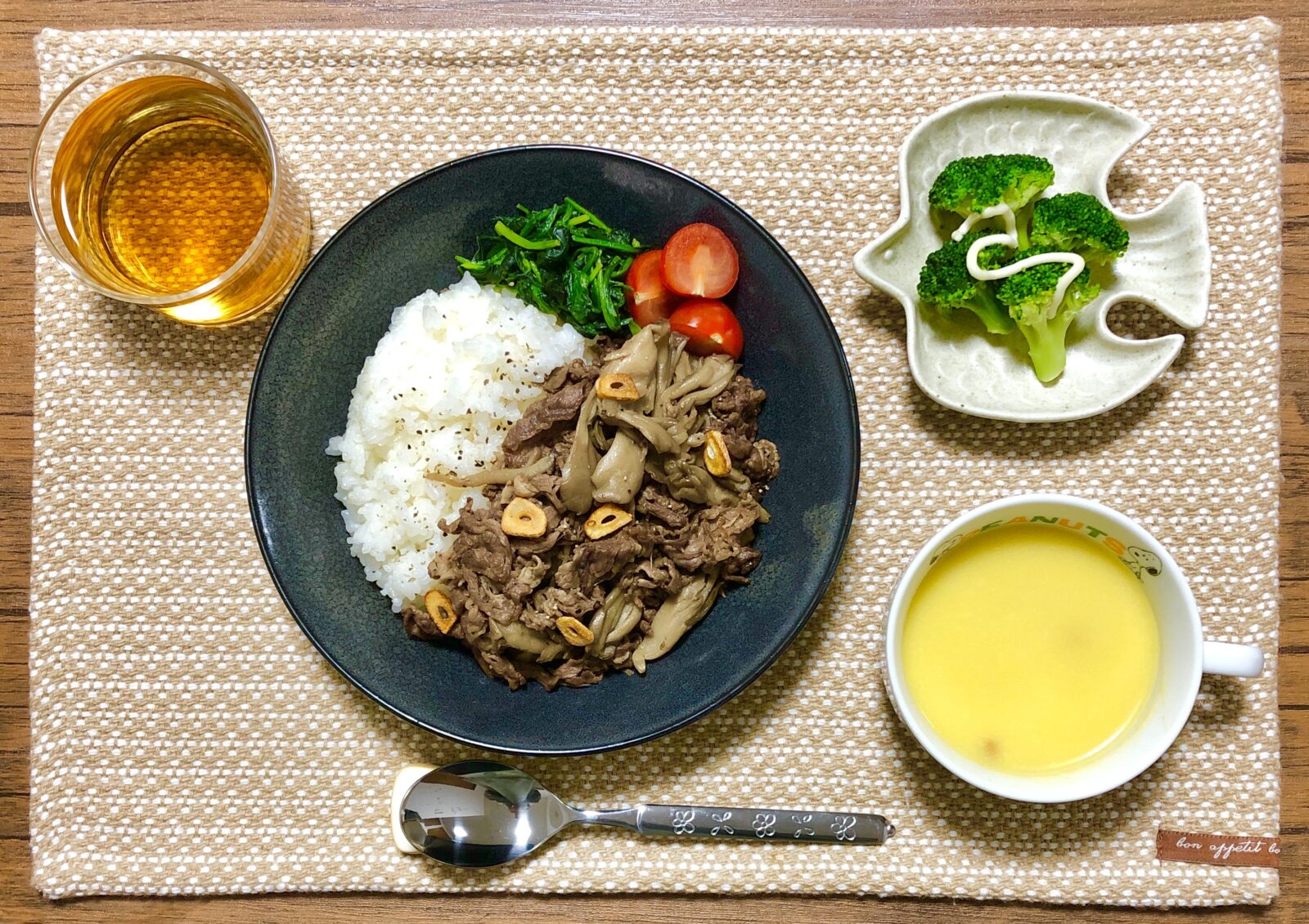 黒の深皿に盛り付けた牛こま肉と舞茸のガーリックバター醤油炒めの献立