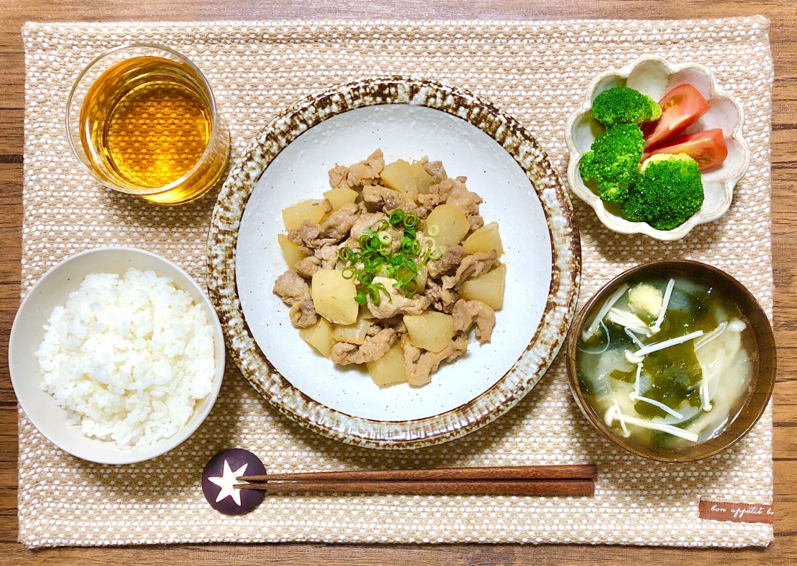 やさしい茶色の縁の深皿を使った豚肉と大根の味噌バター煮の献立